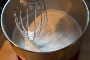joghurttorta sütés nélkül - tejszínhab felverése